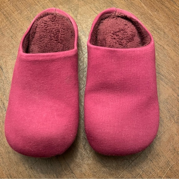Brookstone Plush Magenta Slippers – Women’s Size Small, Cozy Slip-On Style - Picture 1 of 7